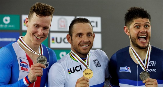 Český cyklista Tomáš Bábek (vlevo) se stříbrnou medailí z kilometru s pevným...