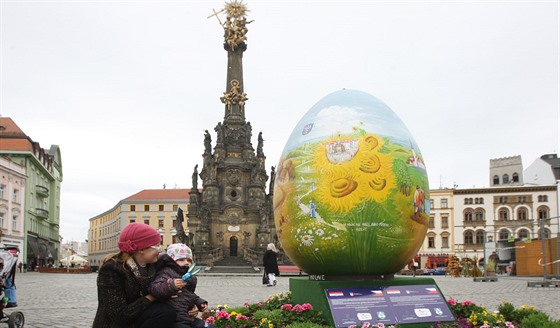 Olomoucké Horní náměstí připomíná Velikonoce obří kraslicí, která sem...
