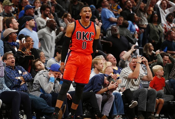 Russell Westbrook se raduje, Oklahoma City zajistil obrat proti Denveru....