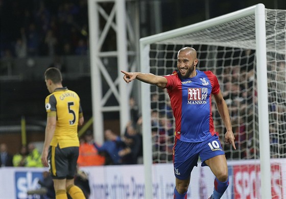 Andros Townsend z Crystal Palace se raduje ze svého gólu proti Arsenalu.