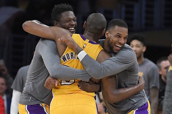 Metta World Peace (uprostřed) zazářil za LA Lakers proti New Orleans. Radují se...