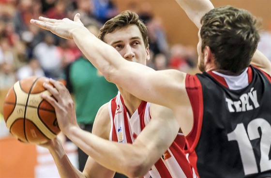 Pardubický basketbalista David kranc (vlevo) svádí souboj s Tomáem Teplým ze...