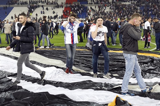 Lyontí fanouci pronikli ped zápasem s Besiktasem na hrací plochu. Utekli tam...