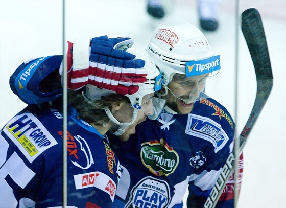 Hokejisté Komety se radují z finálového gólu.