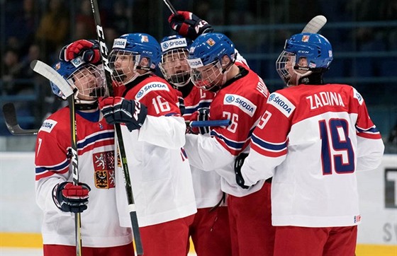 Čeští hokejisté do 18 let se na MS radují z gólu proti Bělorusku.