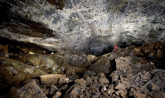 Největší aragonitovou jeskyni na světě na Novém Zélandu objevili speleologové z...
