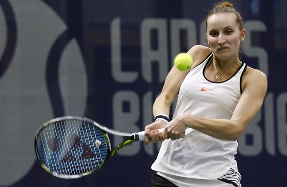 Markéta Vondrouová returnuje v semifinále turnaje v Bielu.