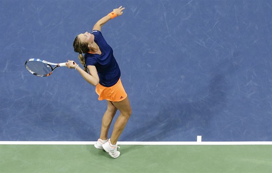 Anett Kontaveitová servíruje ve finále turnaje v Bielu.