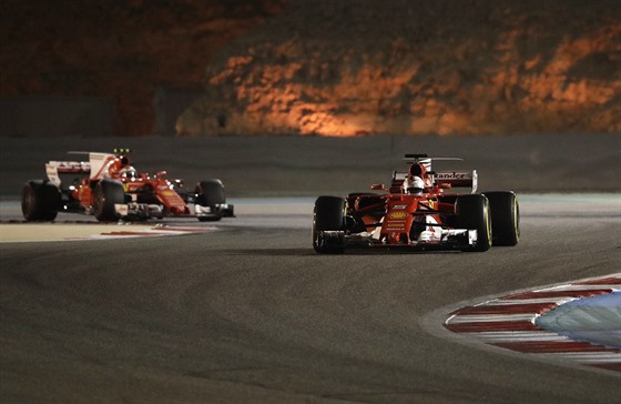 Sebastian Vettel (vpravo) na Velk cen Bahrajnu
