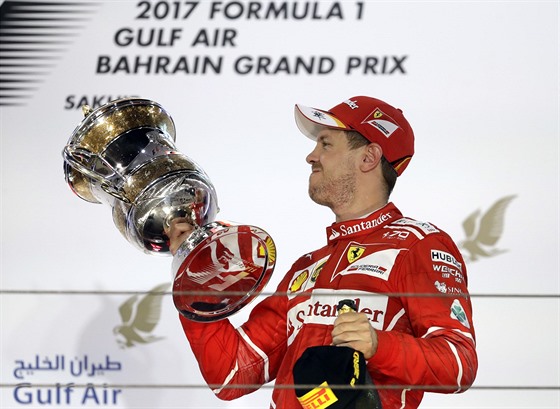 Sebastian Vettel s trofejí pro vítze Velké ceny Bahrajnu.