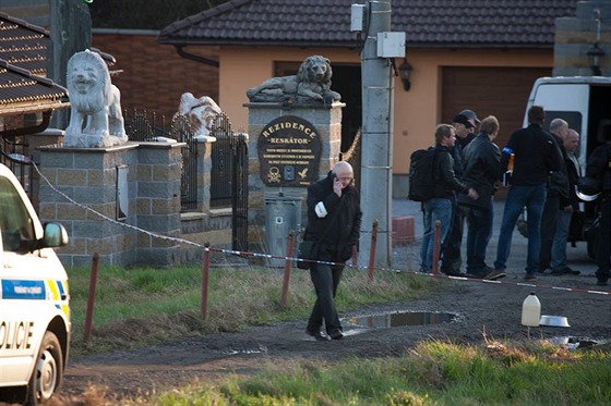 Policisté na míst, kde dolo v sobotu po vleklém sousedském sporu ke stelb.