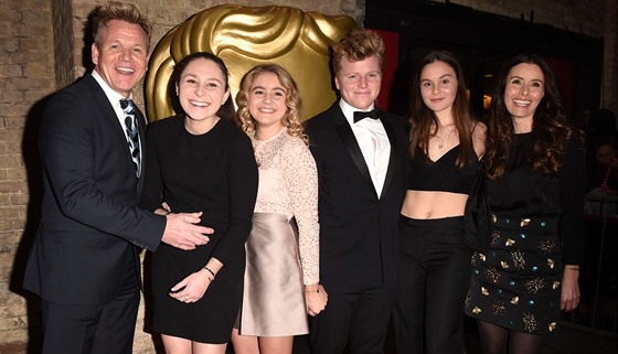 Gordon Ramsay s manželkou Tanou (vpravo) a jejich děti Megan, Matilda, Jack a...