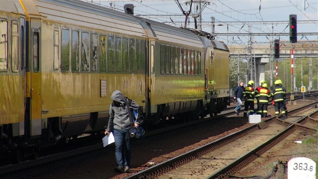 V obci Peky na Kolínsku vlak srazil starí enu (16. dubna 2017).