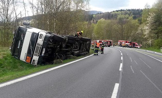 Nehoda cisterny s benzínem uzavela silnici . I/13 Karlovy Vary - Chomutov.