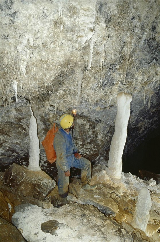 Nejvtí aragonitovou jeskyni na svt na Novém Zélandu objevili speleologové z...