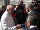 Vrchn sldek Vclav Berka si tese rukou s papeem Frantikem a oficiln mu...