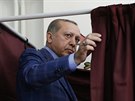 Istanbul. Turecký prezident Recep Tayyip Erdogan hlasuje v ústavním referendu...