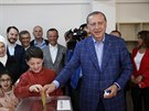 Istanbul. Turecký prezident Recep Tayyip Erdogan hlasuje v ústavním referendu...
