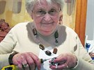 Tiaosmdesátiletá maléreka Helena Maríková z Ae zdobí skoápky vajíek...