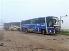 Autobusy, které pijely pro evakuované z vesnic Fúa a Kafrája v Sýrii.