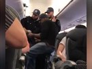 Cestujícího z letadla násiln odtáhla ochranka.
