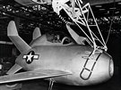 Maketa letounku XF-85 Goblin v mítku 1:1 na závsném zaízení i s maketou...