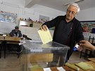 Turci v nedli hlasují v klíovém referendu o zmnách ústavy. Na snímku volba v...