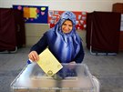 Lidé hlasují také v Izmiru na západ Turecka (16. dubna 2017)