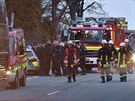 Nmecká policie a hasií dohlíí na autobus fotbalového klubu Borussie Dortmund...