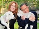 Berlusconi se mazlí s jehntem po boku Michelle Vittorie Brambillové,...