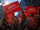 Turci v Istanbulu protestovali proti výsledku referenda (17. duben 2017).