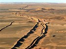 Berm, hlinný val probíhající pustinami Západní Sahary, dlí území na ást...
