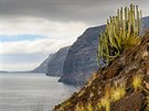 Vysoké ediové útesy Los Acantilados de Los Gigante