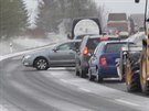 Sníh a náledí komplikují dopravu na ársku