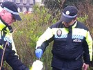 Policisté sbírali v parku nebezpené jehly po narkomanech