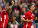 Záloník Bayernu Arturo Vidal (vlevo) se raduje ze vsteleného gólu ve...