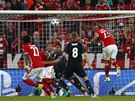Záloník Bayernu Arturo Vidal (uprosted) stílí hlavou gól ve tvrtfinále Ligy...