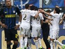 NADENÍ Z VYROVNÁNÍ. Fotbalisté AC Milán se radují z gólu, kterým v sedmé...
