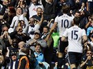 Fotbalisté Tottenhamu slaví s fanouky gól v domácím utkání anglické ligy proti...