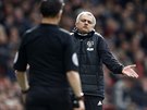 CO TO PÍSKÁ? José Mourinho se zlobí na rozhodího bhem utkání Manchesteru...