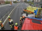 Hasii zasahují u nehody automobil v ulici 5. kvtna na Pankráci.