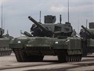 Novou generaci ruských tank zastupuje na pehlídce u v minulosti pítomný typ...