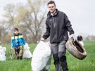 Dobrovolníci v sobotu uklízeli Suchomelská slepá ramena na Vltav v eských...