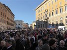 Fronta ped vstupem na generln audienci ve Vatiknu (19. dubna 2017)