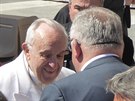 Vrchn sldek Vclav Berka si tese rukou s papeem Frantikem a oficiln mu...