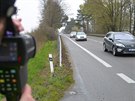 Policist hldajc rychlost idi na silnici mezi stm nad Orlic a eskou...