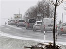Silnice na ársku ve stedu ráno pokryl sníh a led a zpsobil adu problém....