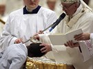 Pape Frantiek poktil v Bazilice svatého Petra ve Vatikánu 11 lidí z rzných...