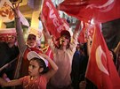 Píznivci tureckého prezidenta Recepa Tayyipa Erdogana oslavují výsledky...