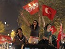 Píznivci tureckého prezidenta Recepa Tayyipa Erdogana oslavují výsledky...